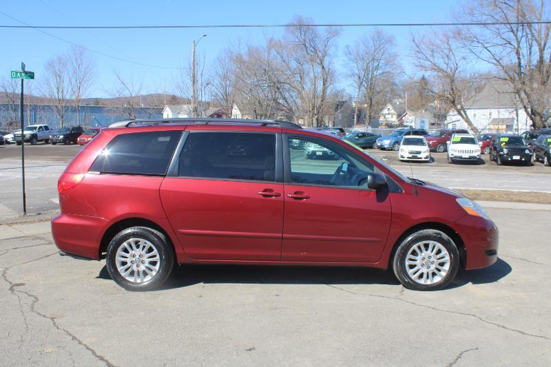 Toyota Sienna LE AWD 2010