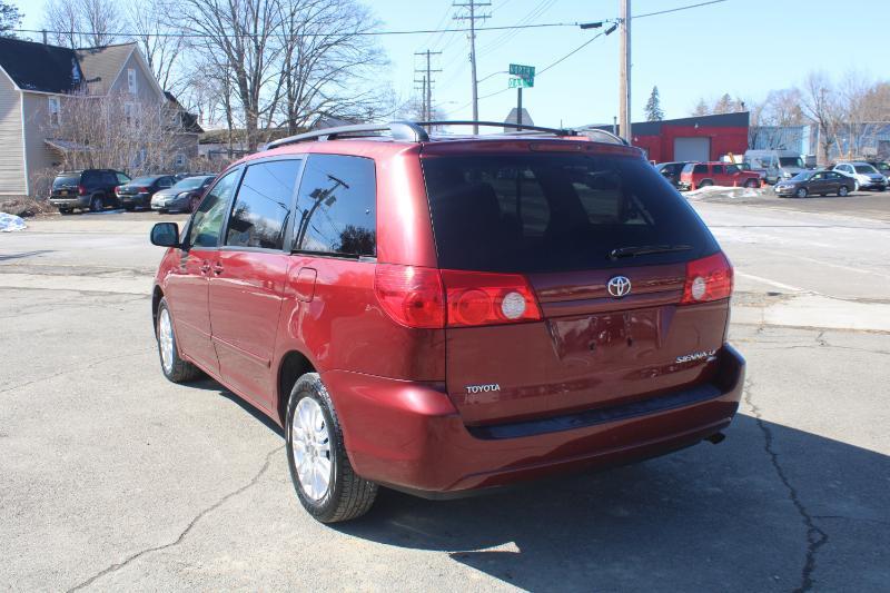 Toyota Sienna LE AWD 2010