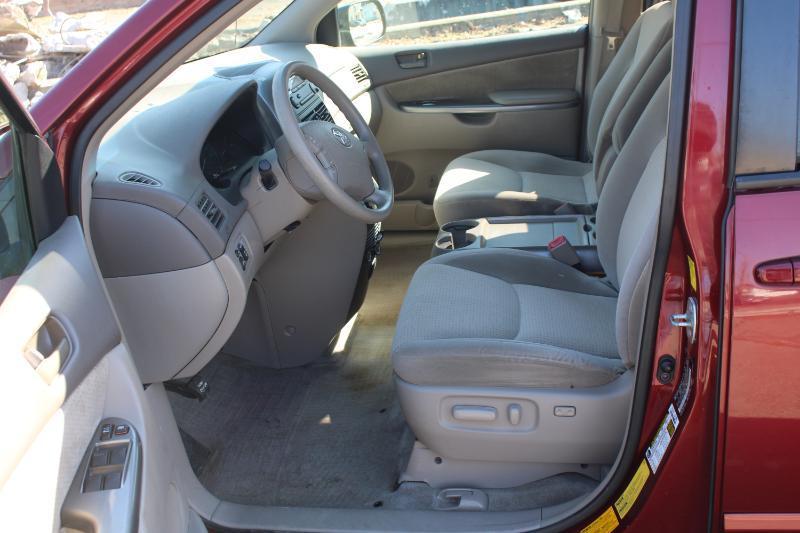 Toyota Sienna LE AWD 2010