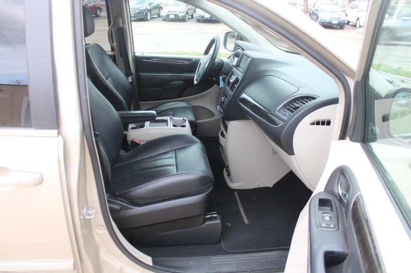 Chrysler Town & Country Touring 2013