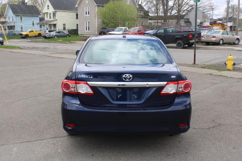 Toyota Corolla LE 4-Speed AT 2011