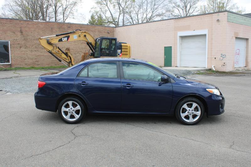Toyota Corolla LE 4-Speed AT 2011