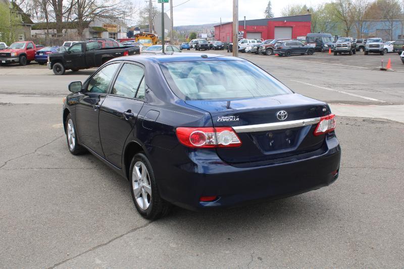 Toyota Corolla LE 4-Speed AT 2011