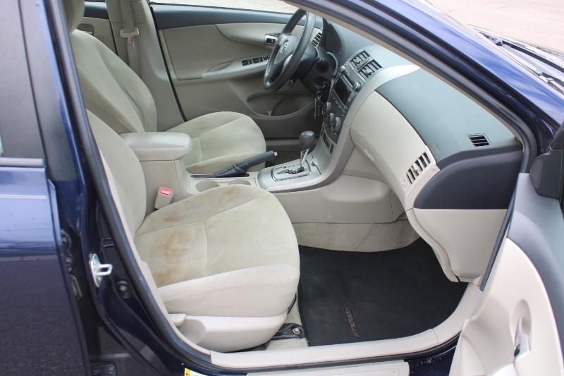 Toyota Corolla LE 4-Speed AT 2011