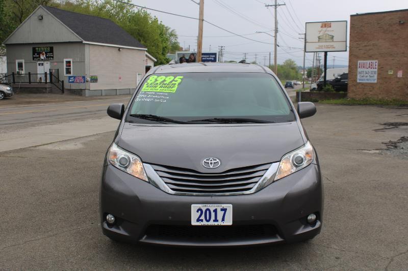 Toyota Sienna XLE 7-Passenger AWD 2017