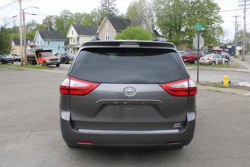 Toyota Sienna XLE 7-Passenger AWD 2017