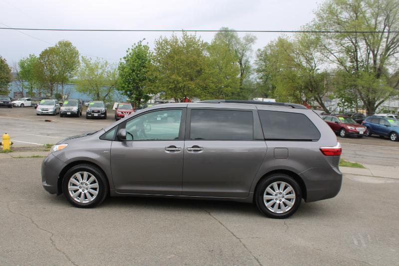 Toyota Sienna XLE 7-Passenger AWD 2017