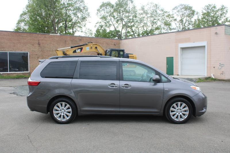 Toyota Sienna XLE 7-Passenger AWD 2017
