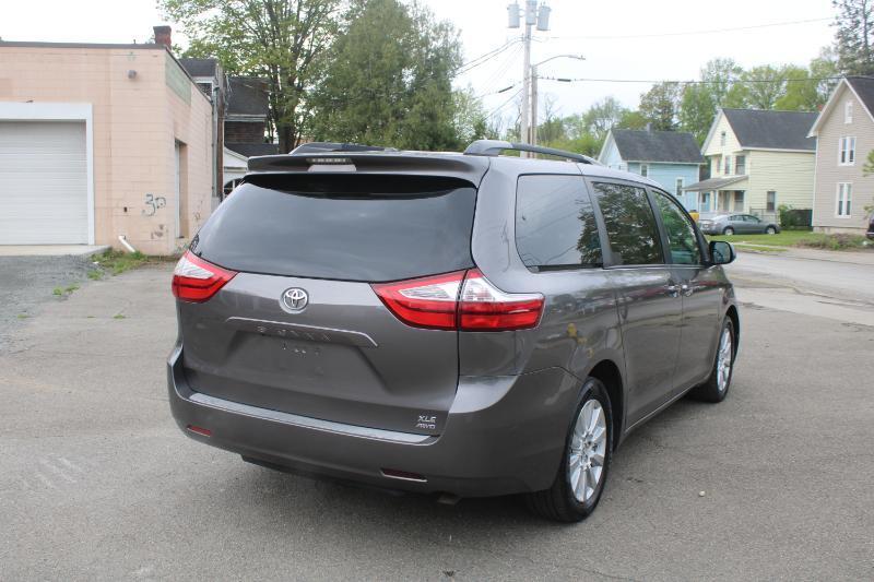 Toyota Sienna XLE 7-Passenger AWD 2017
