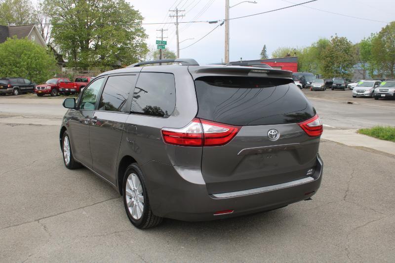 Toyota Sienna XLE 7-Passenger AWD 2017