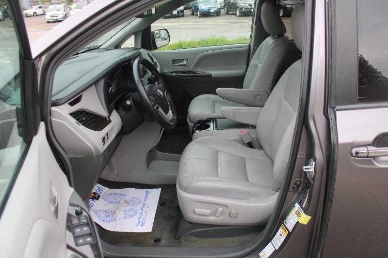 Toyota Sienna XLE 7-Passenger AWD 2017