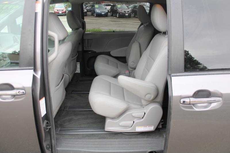 Toyota Sienna XLE 7-Passenger AWD 2017