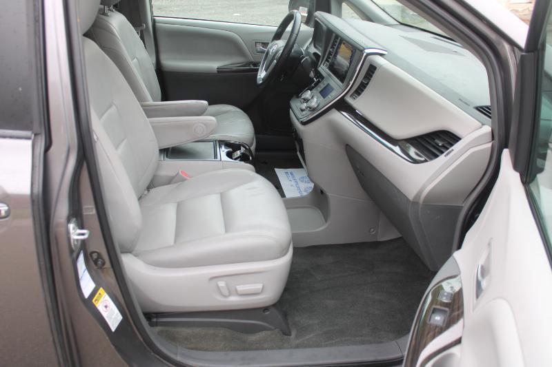 Toyota Sienna XLE 7-Passenger AWD 2017