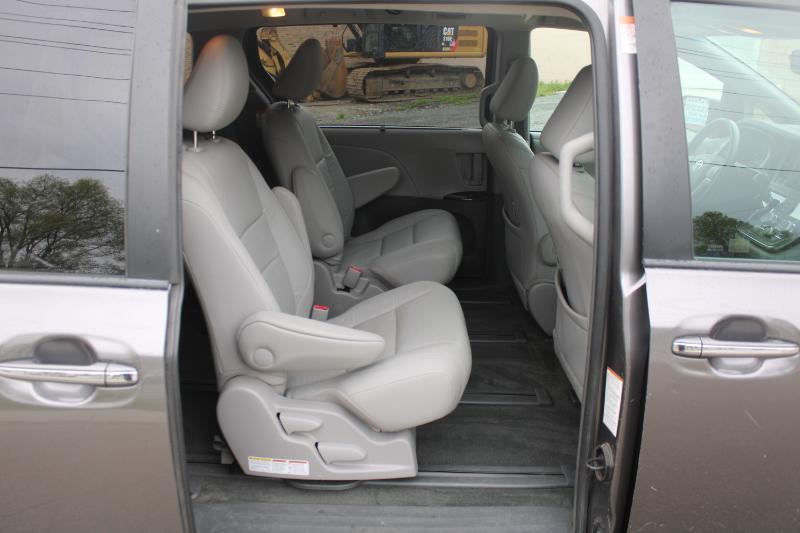 Toyota Sienna XLE 7-Passenger AWD 2017