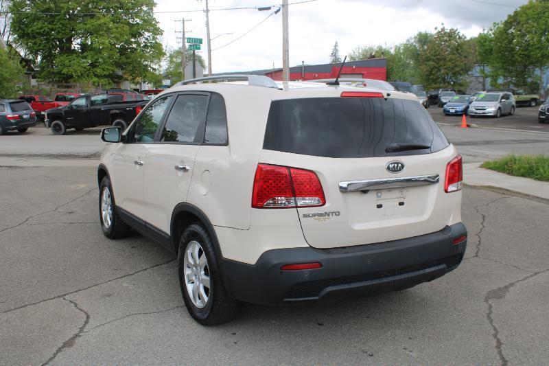 Kia Sorento LX 2WD 2011