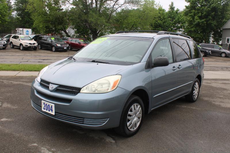 Toyota Sienna LE - 7 Passenger 2004