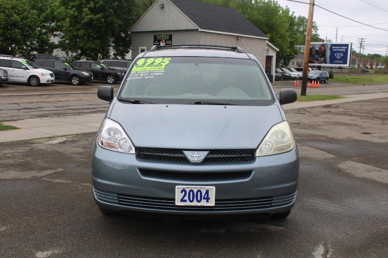 Toyota Sienna LE - 7 Passenger 2004
