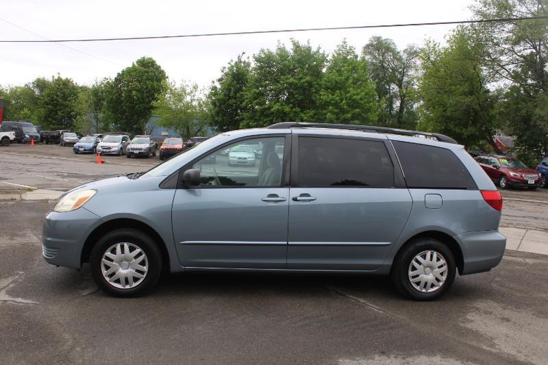 Toyota Sienna LE - 7 Passenger 2004