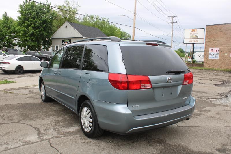 Toyota Sienna LE - 7 Passenger 2004