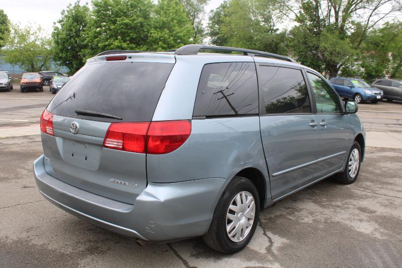 Toyota Sienna LE - 7 Passenger 2004