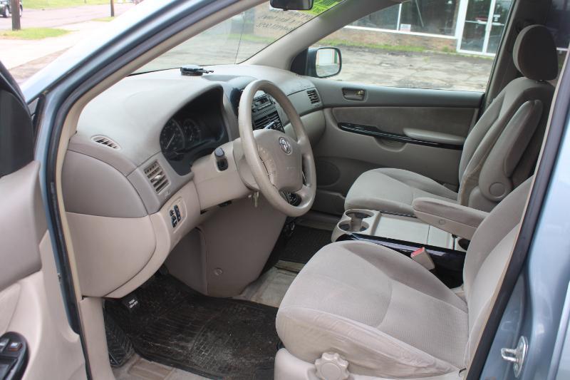 Toyota Sienna LE - 7 Passenger 2004
