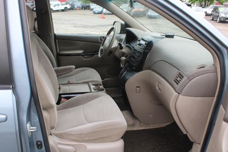 Toyota Sienna LE - 7 Passenger 2004