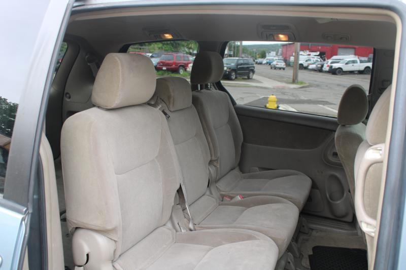 Toyota Sienna LE - 7 Passenger 2004