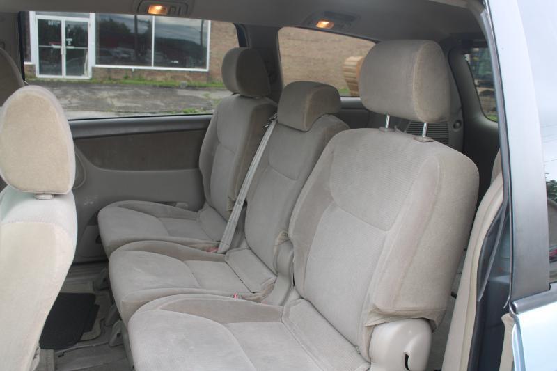 Toyota Sienna LE - 7 Passenger 2004