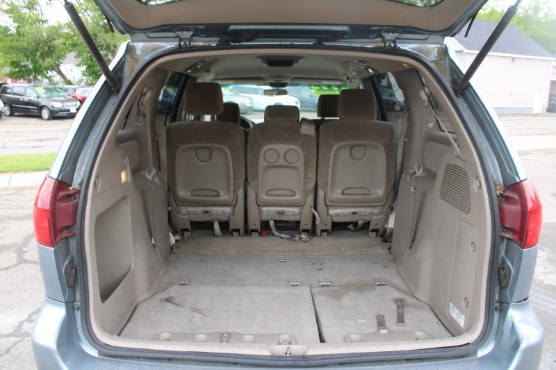 Toyota Sienna LE - 7 Passenger 2004