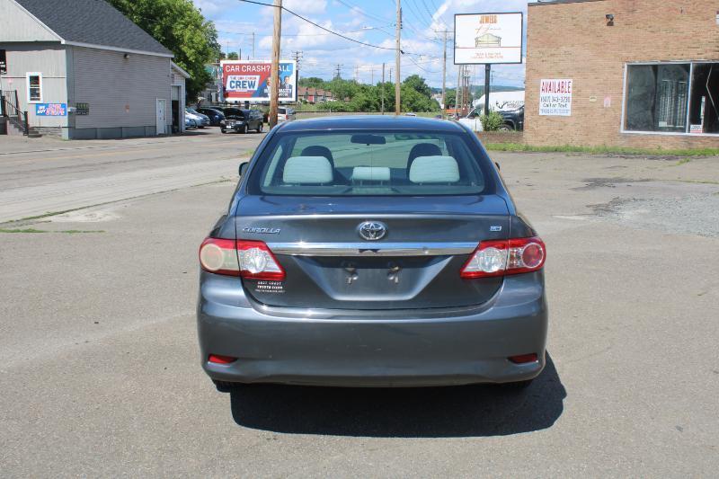 Toyota Corolla LE 4-Speed AT 2011