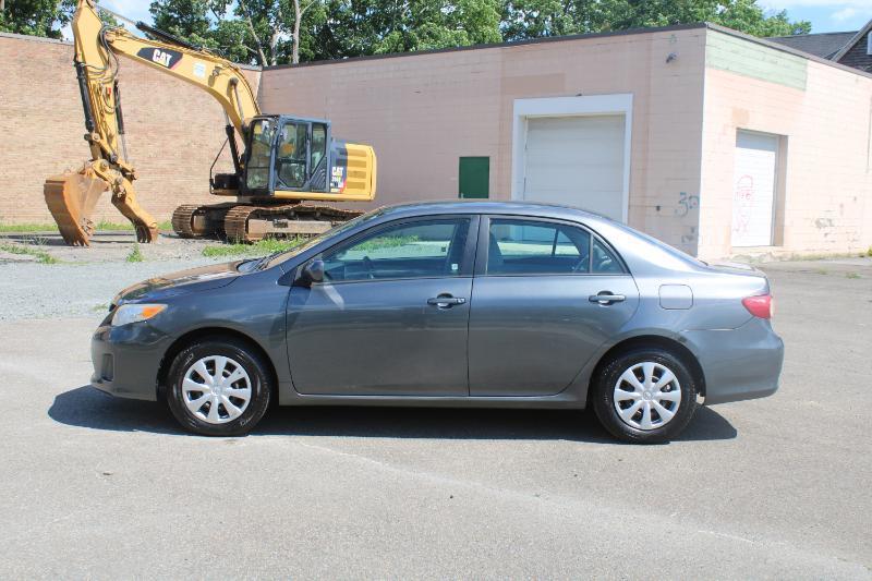 Toyota Corolla LE 4-Speed AT 2011