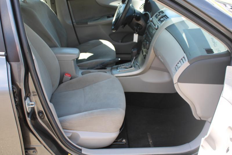 Toyota Corolla LE 4-Speed AT 2011