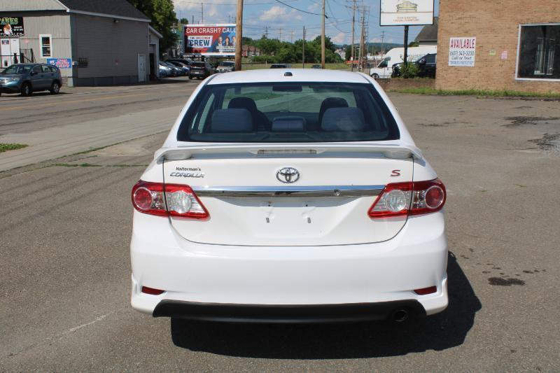 Toyota Corolla S 5-Speed MT 2011