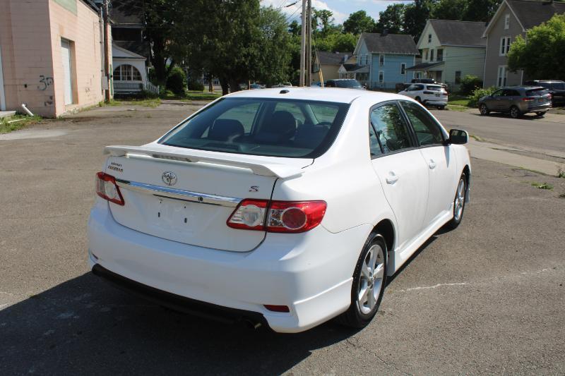 Toyota Corolla S 5-Speed MT 2011