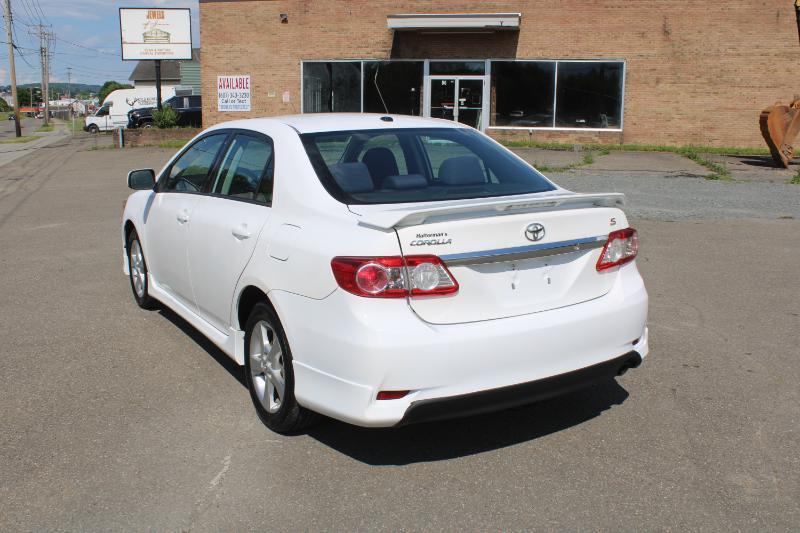 Toyota Corolla S 5-Speed MT 2011