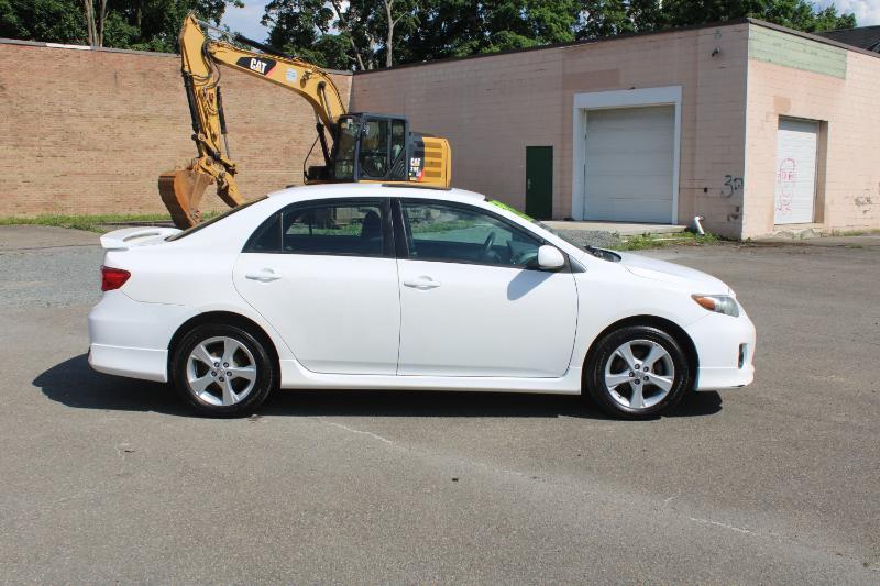 Toyota Corolla S 5-Speed MT 2011