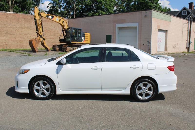 Toyota Corolla S 5-Speed MT 2011