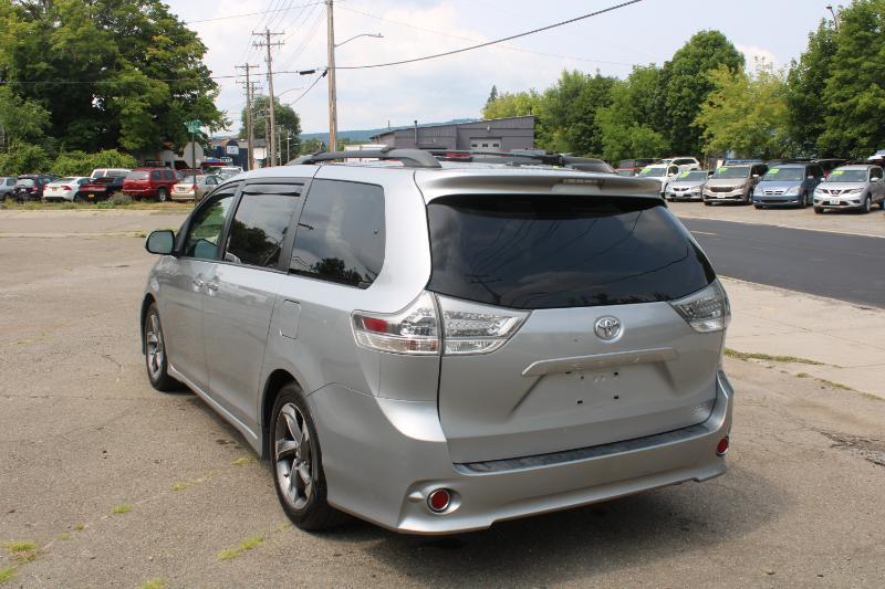 Toyota Sienna SE FWD 8-Passenger V6 2015