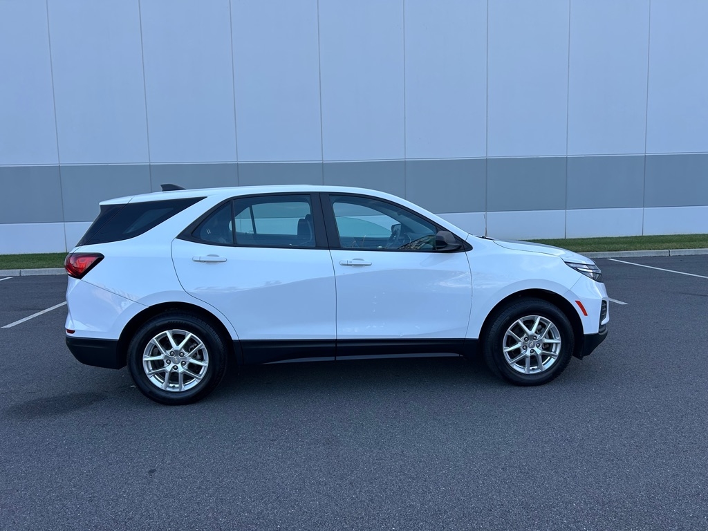 2022 Chevrolet Equinox LS photo 3