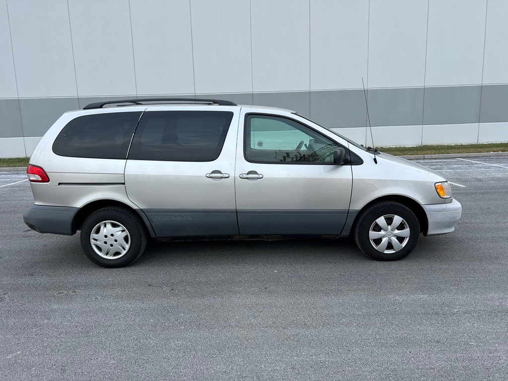 Toyota Sienna LE 2002