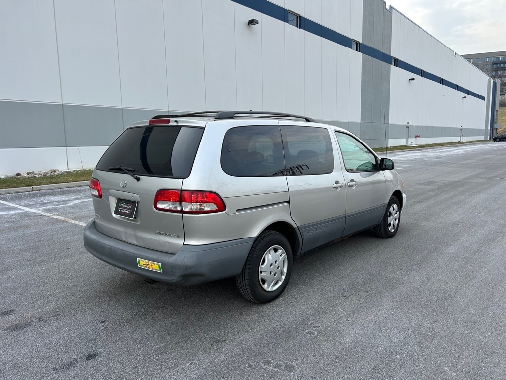Toyota Sienna LE 2002