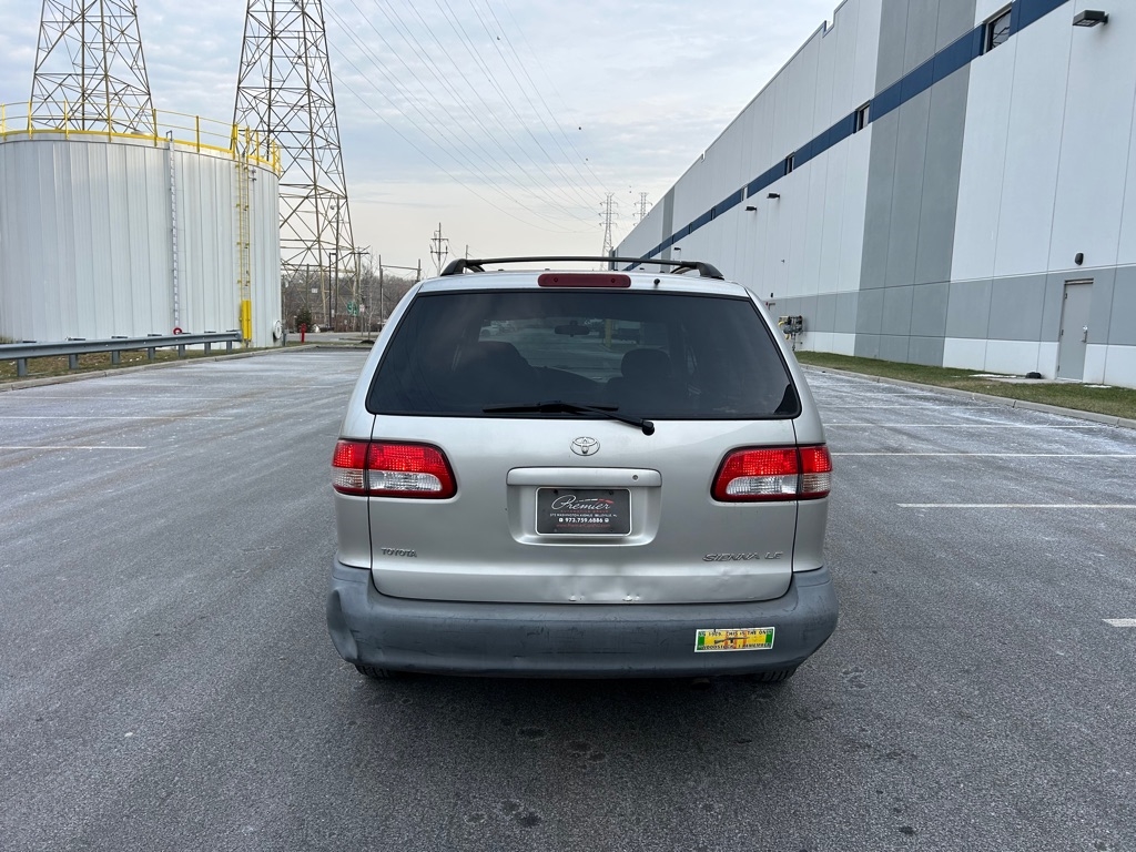 Toyota Sienna LE 2002