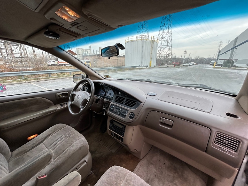 Toyota Sienna LE 2002