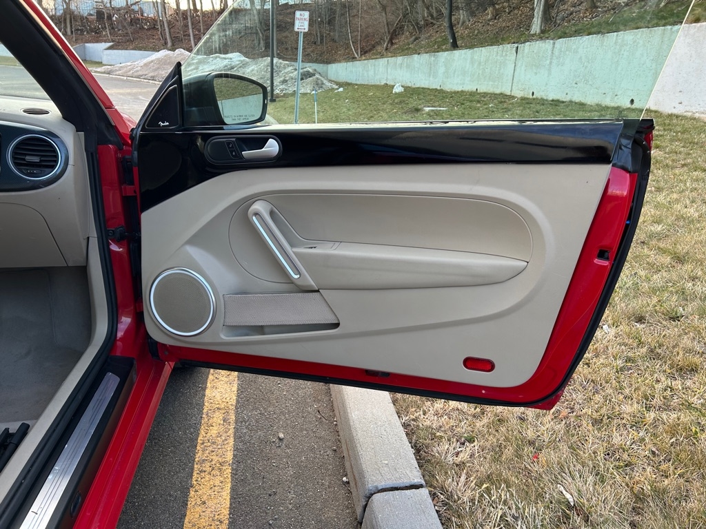 Volkswagen Beetle 2.0T Turbo Convertible 2013