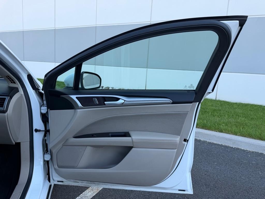 Ford Fusion Hybrid SE FWD 2019