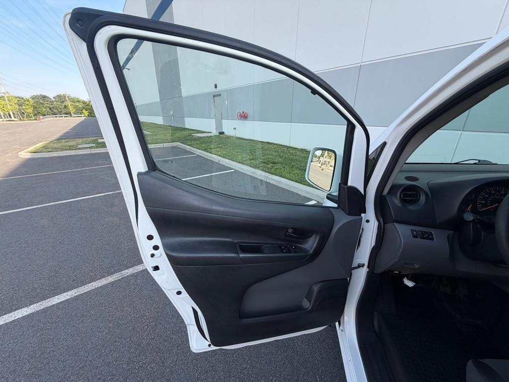 Nissan NV 200 SV Cargo Van 2017