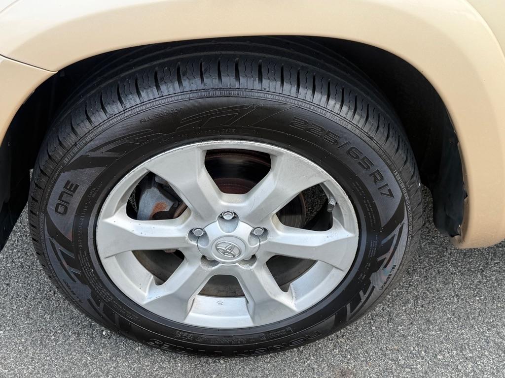 Toyota RAV4 4WD 4dr V6 5-Spd AT Ltd (Natl) 2010
