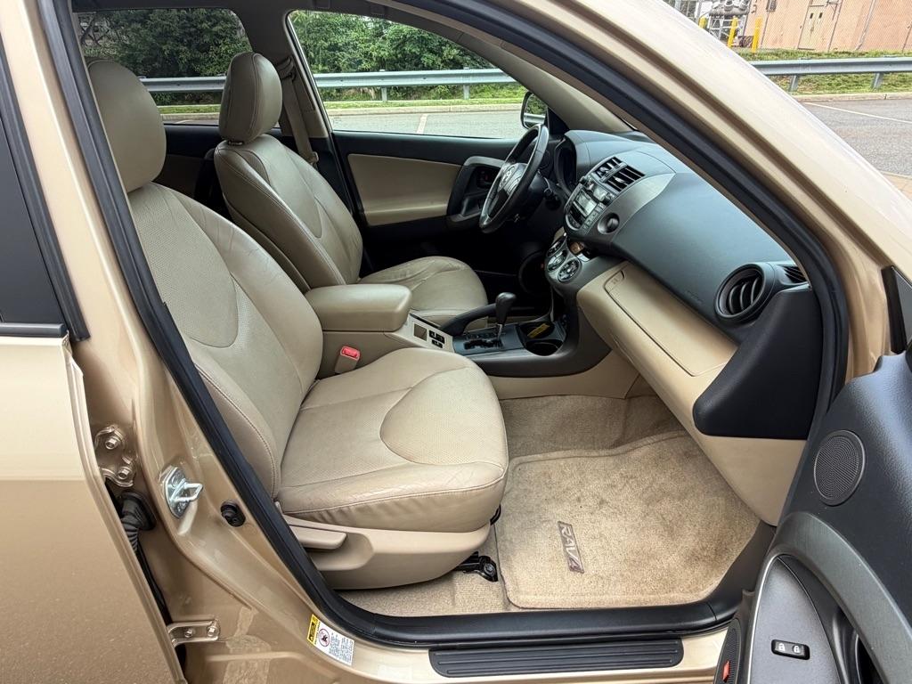 Toyota RAV4 4WD 4dr V6 5-Spd AT Ltd (Natl) 2010