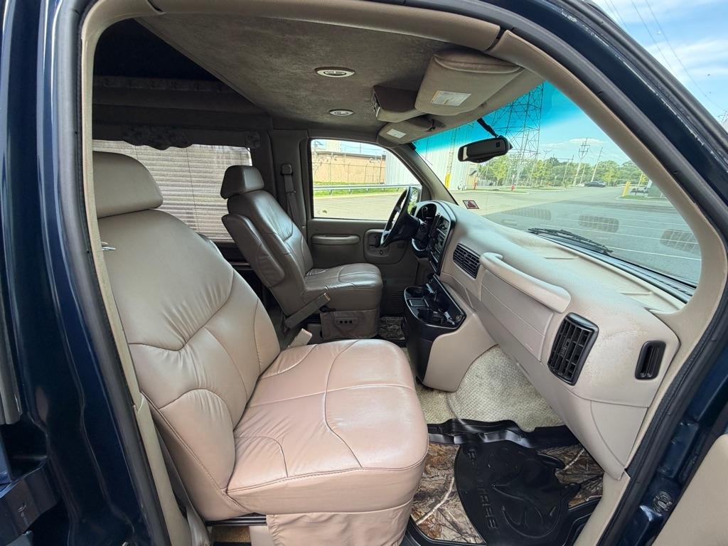 Chevrolet Express Van 1500 135" WB BASE 2002