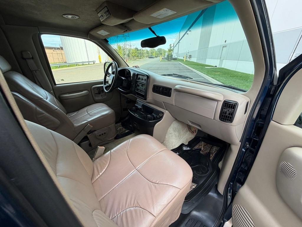Chevrolet Express Van 1500 135" WB BASE 2002